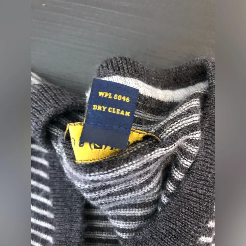 Club Room Men's White and Gray Striped V-Neck Sweater